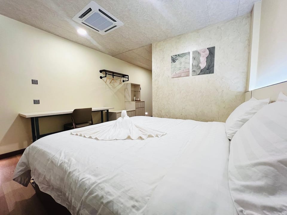 Bed, Photo of the whole room, Bedroom, air conditioner