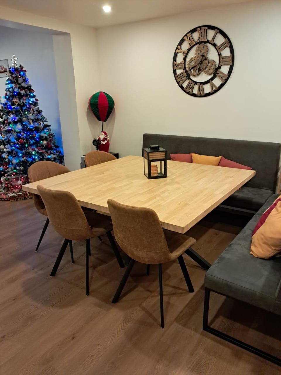 Seating area, Dining area