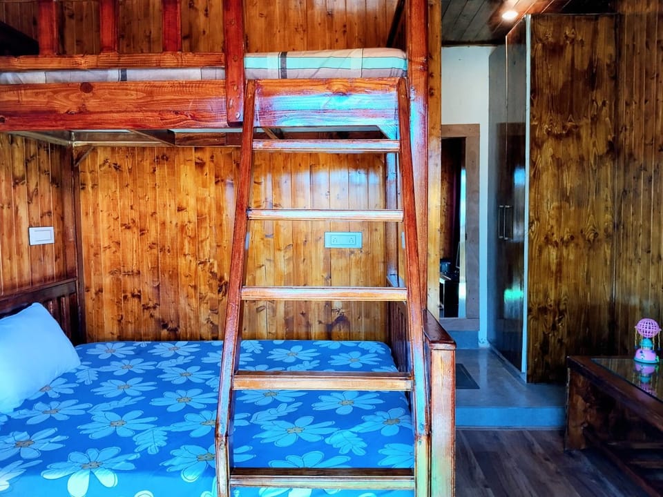Bedroom, bunk bed