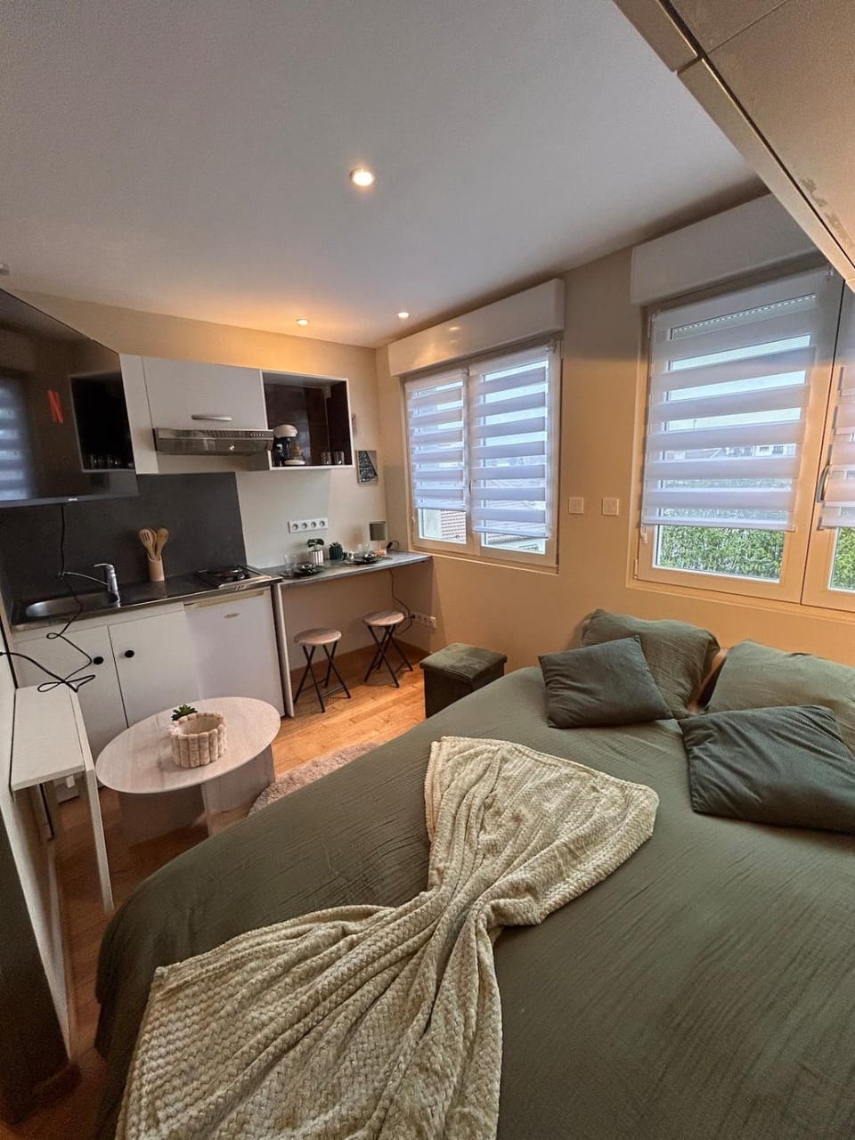 Bed, TV and multimedia, Kitchen or kitchenette, Living room, Photo of the whole room, Dining area, Bedroom