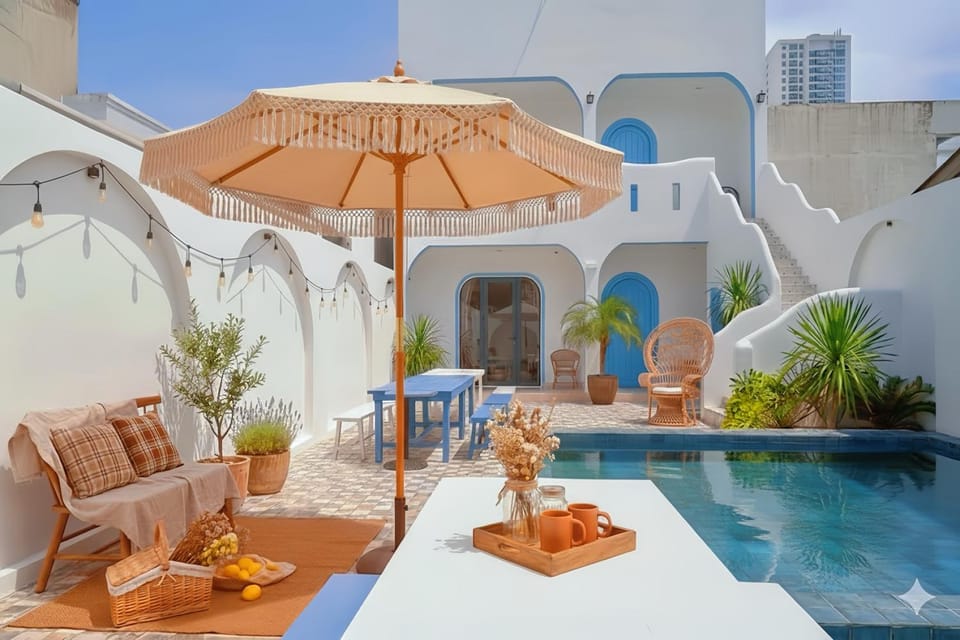 Property building, Patio, Day, View (from property/room), Balcony/Terrace, Balcony/Terrace, Food and drinks, Seating area, Dining area, Food, Pool view, Swimming pool, Swimming pool, sunbed