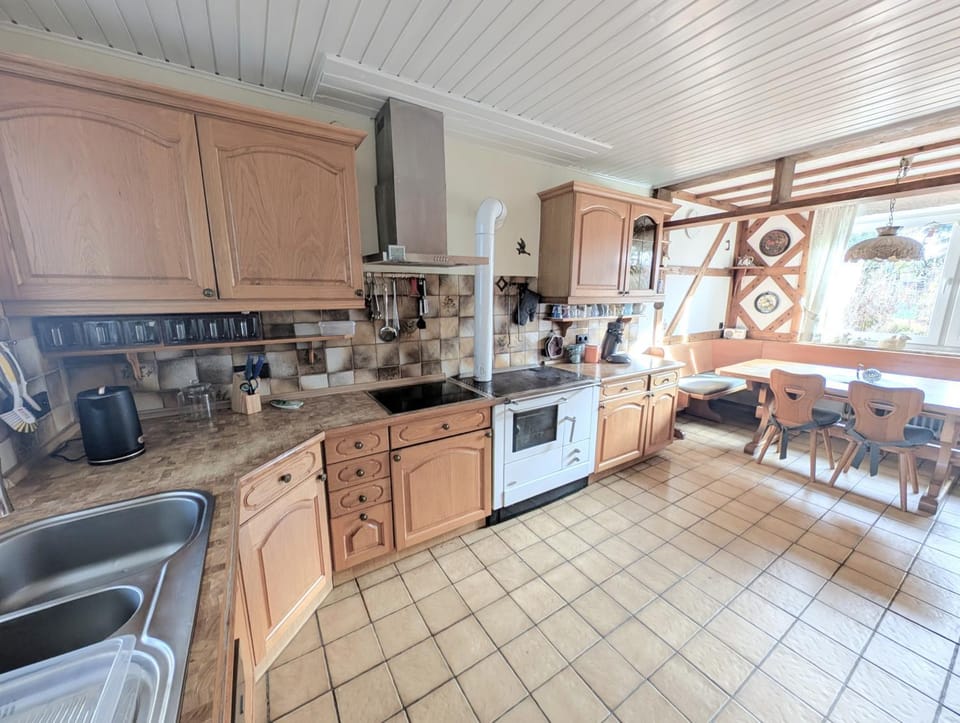 Kitchen or kitchenette, Dining area