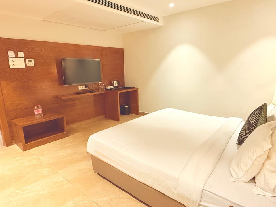 Bed, TV and multimedia, Photo of the whole room, Bedroom