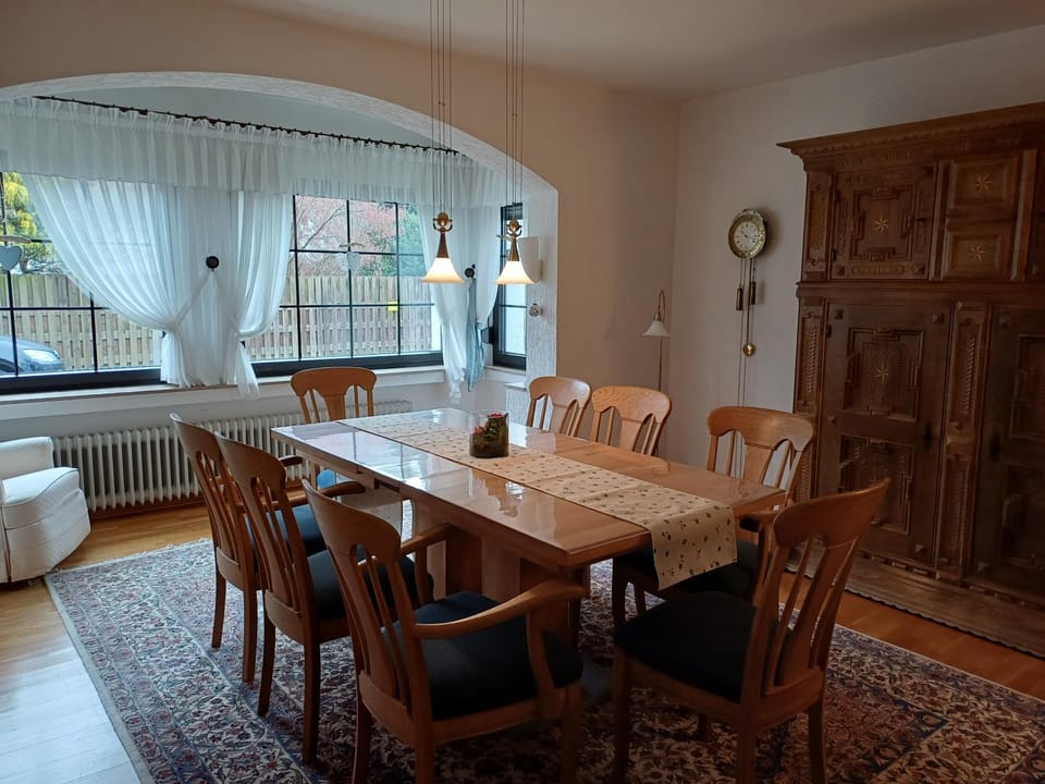 Seating area, Dining area