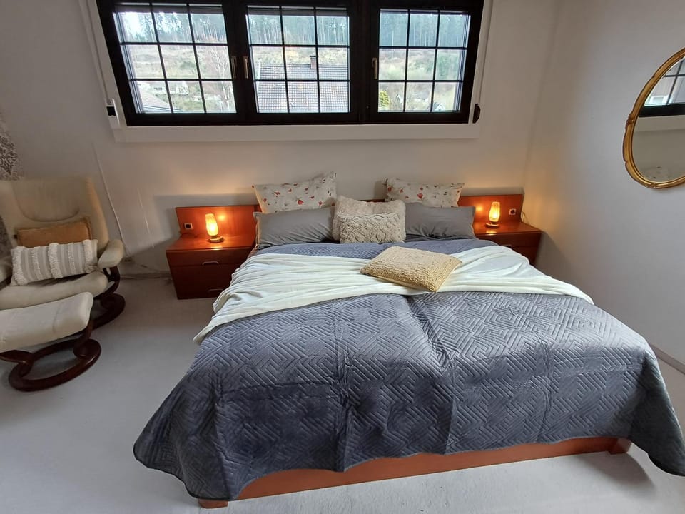 Photo of the whole room, Bedroom