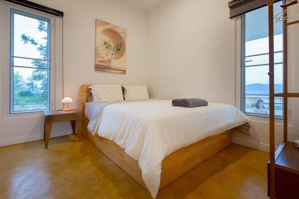 Photo of the whole room, Bedroom
