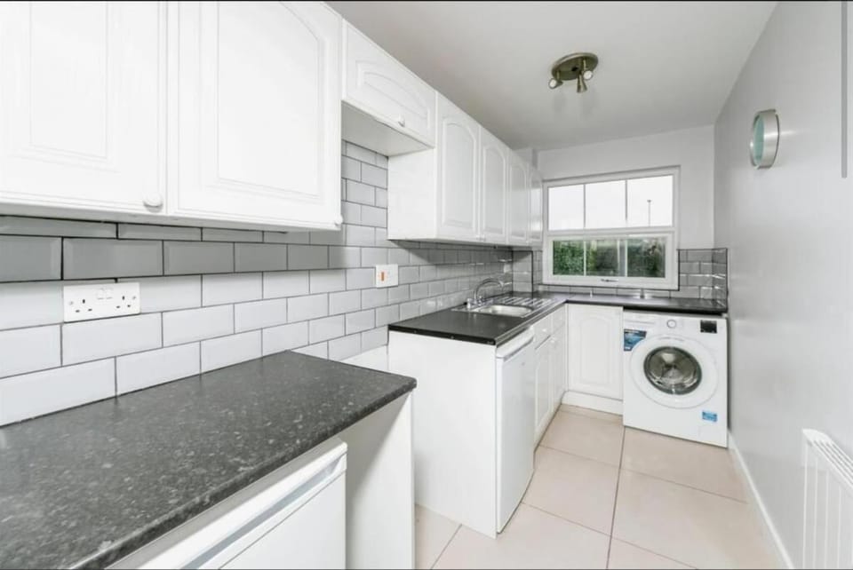 Kitchen or kitchenette, minibar, stove, washing machine