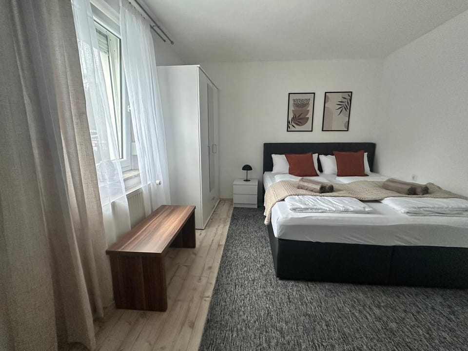 Bed, TV and multimedia, View (from property/room), Seating area, Bedroom, Pets, Pets, Pets, cot, pet friendly, pet friendly, wardrobe
