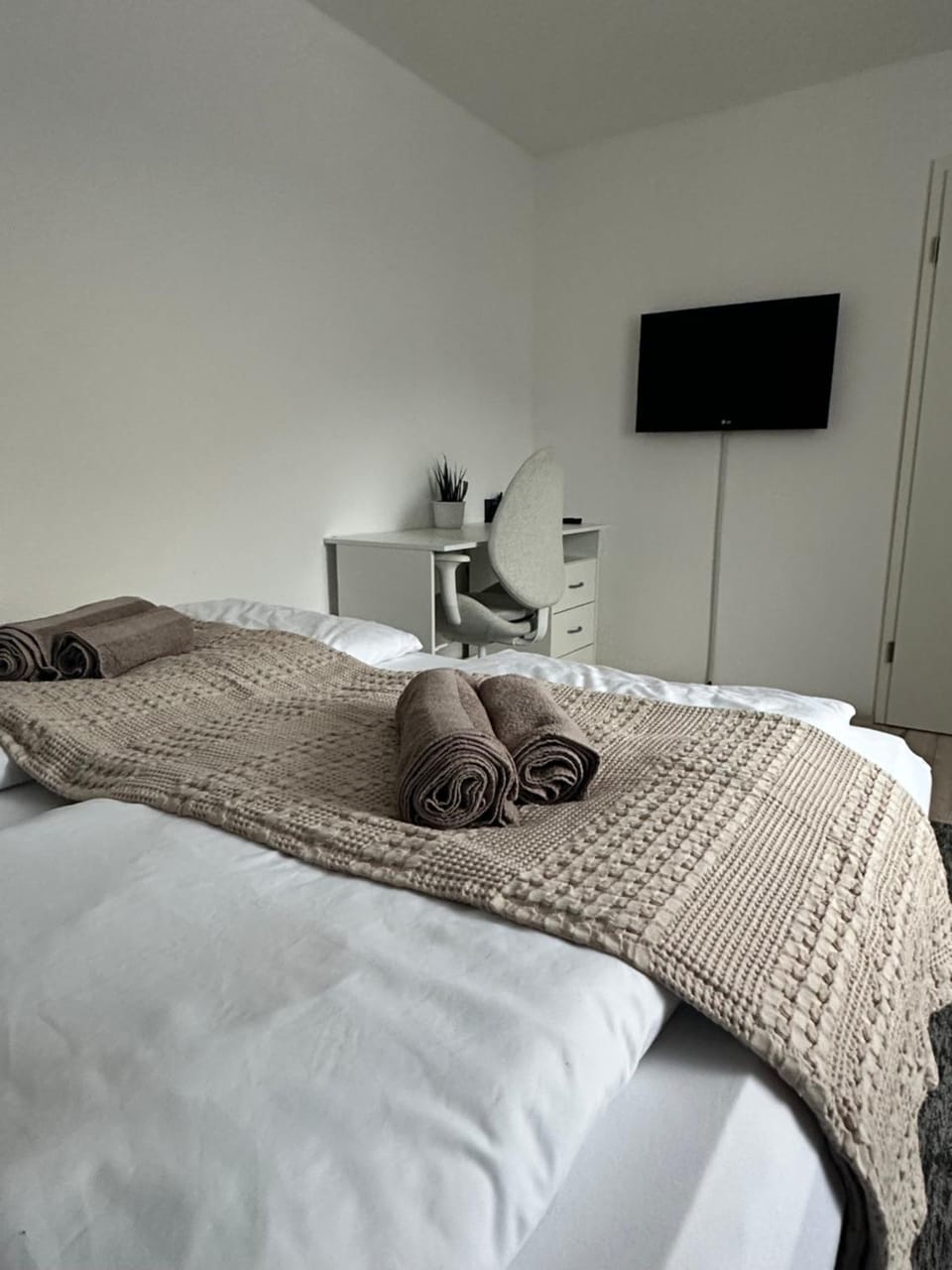 Bed, TV and multimedia, View (from property/room), Photo of the whole room, Bedroom, Pets, Pets, Pets, cot, pet friendly, pet friendly, wardrobe