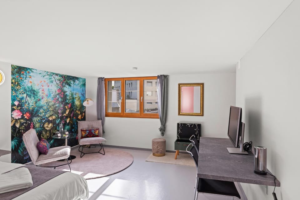Bed, TV and multimedia, Living room, Photo of the whole room, Seating area, Bedroom