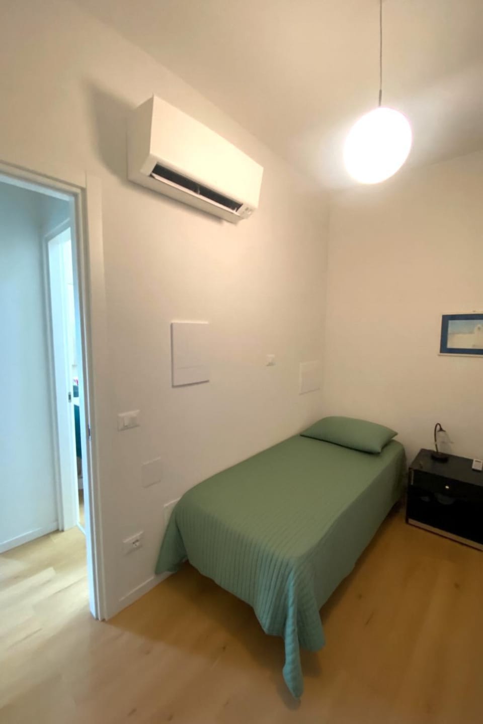 Bed, Photo of the whole room, Bedroom, air conditioner