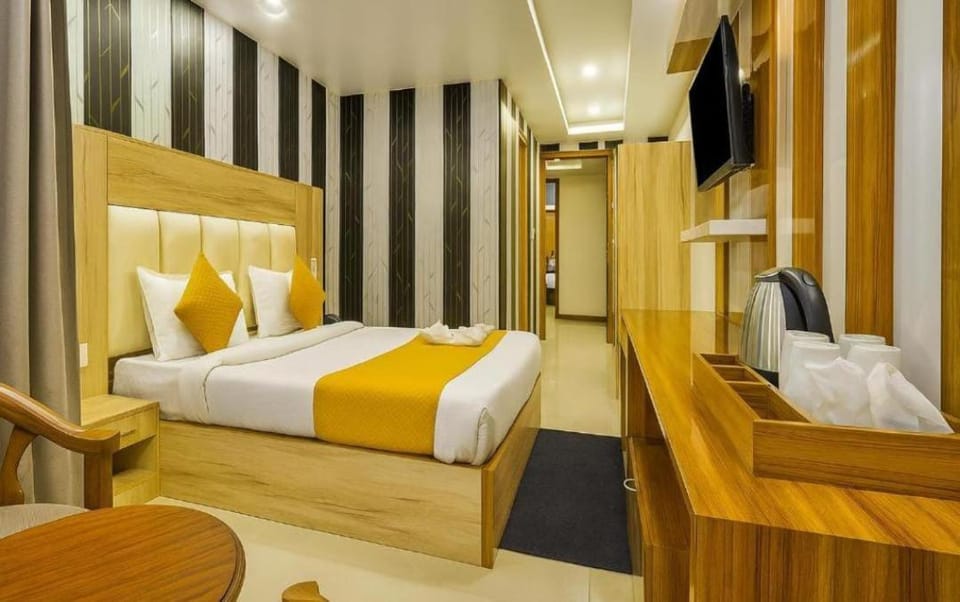 Bed, TV and multimedia, Photo of the whole room, Evening entertainment, Bedroom, towels, wardrobe, air conditioner