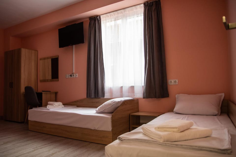 Bed, TV and multimedia, Photo of the whole room, towels, wardrobe