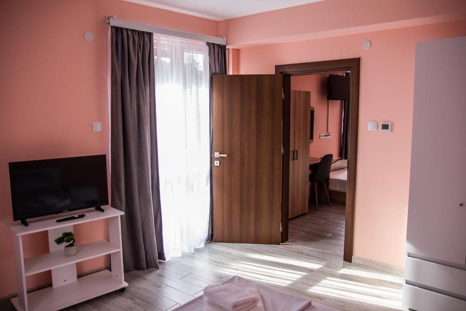 Bed, TV and multimedia, Photo of the whole room, Bedroom, wardrobe