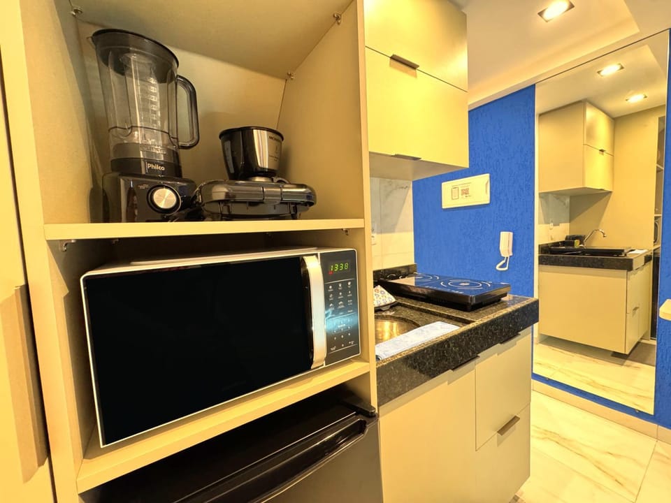 Coffee/tea facilities, Kitchen or kitchenette, minibar, oven, stove, toaster