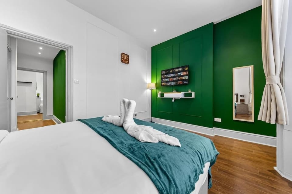 Notting Hill Neighbour - 2BR Designer Stay, Moments from Harrods for Beautiful London Nights Apartment in City of Westminster