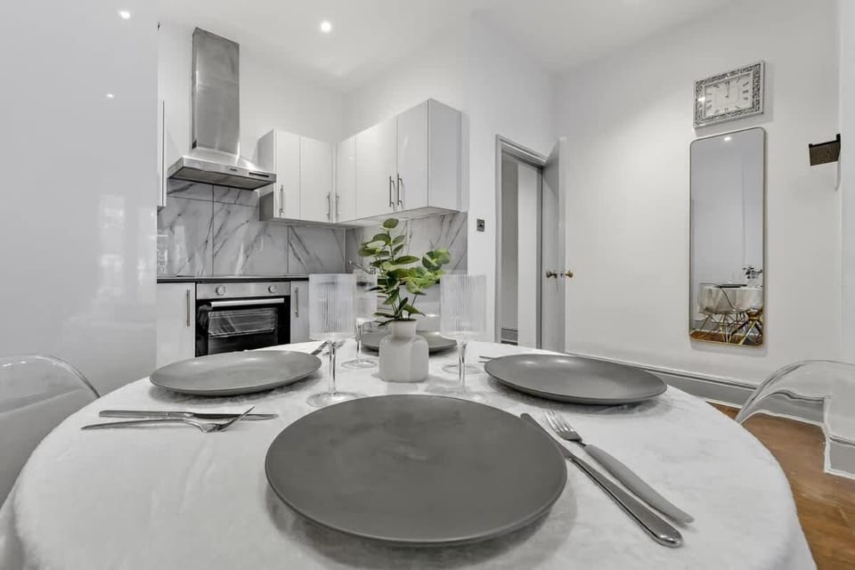 Notting Hill Neighbour - 2BR Designer Stay, Moments from Harrods for Beautiful London Nights Apartment in City of Westminster