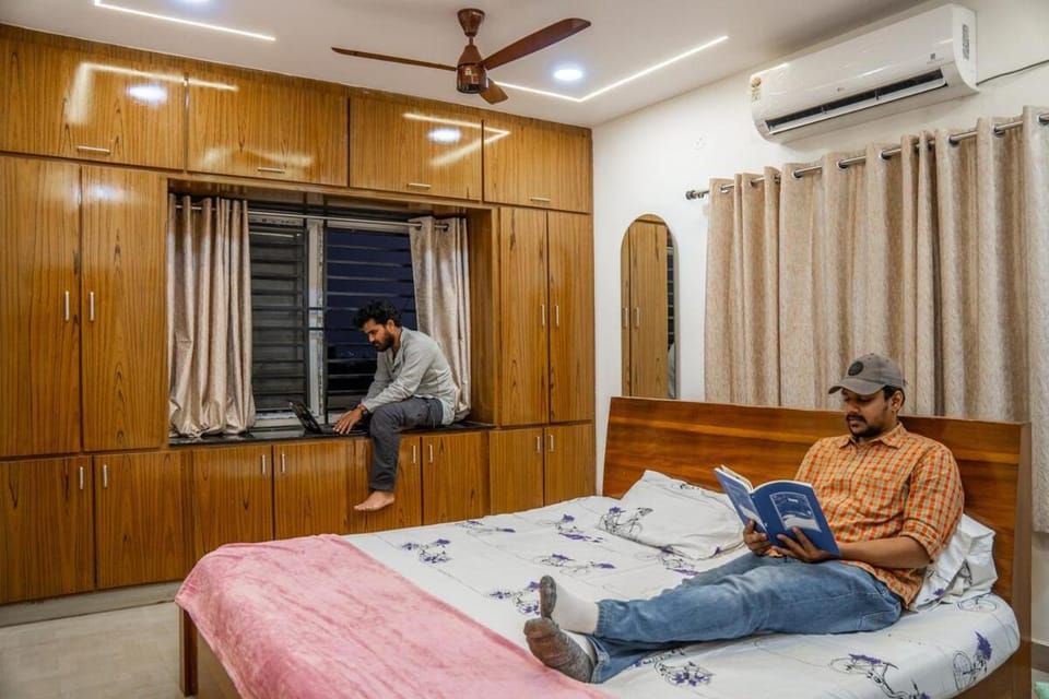 Bed, People, Photo of the whole room, Bedroom, group of guests, air conditioner