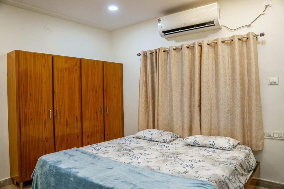 Bed, Photo of the whole room, Bedroom, wardrobe, air conditioner