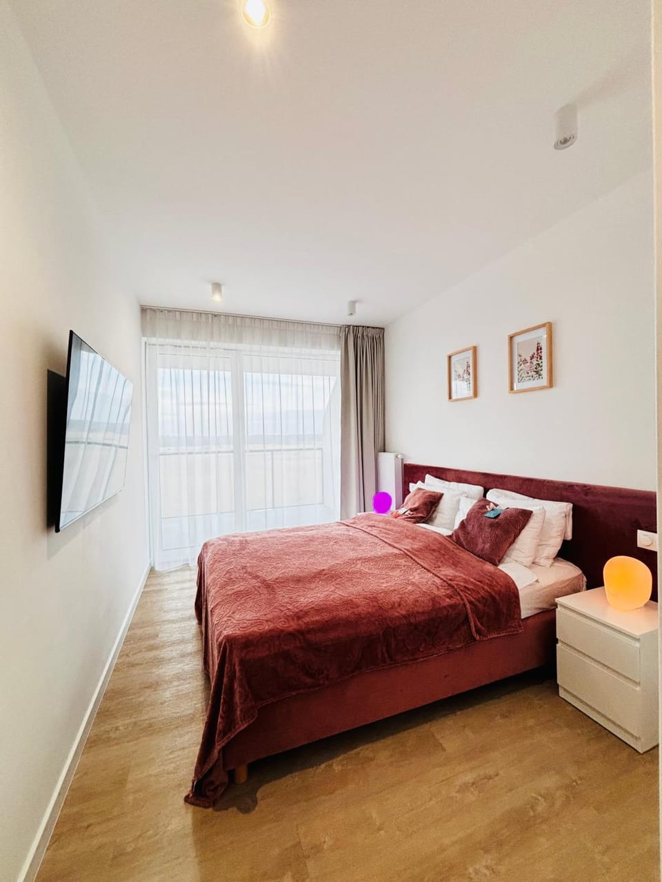 Bed, TV and multimedia, Photo of the whole room, Bedroom