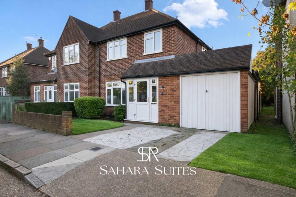 Property building, Day, Neighbourhood, Garden view, Street view, Location