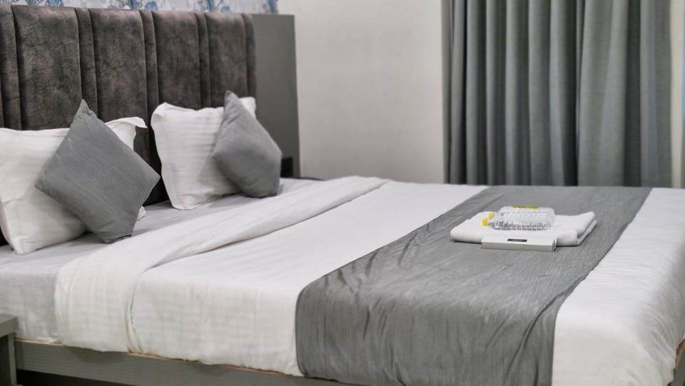 Bed, Photo of the whole room, Bedroom, towels