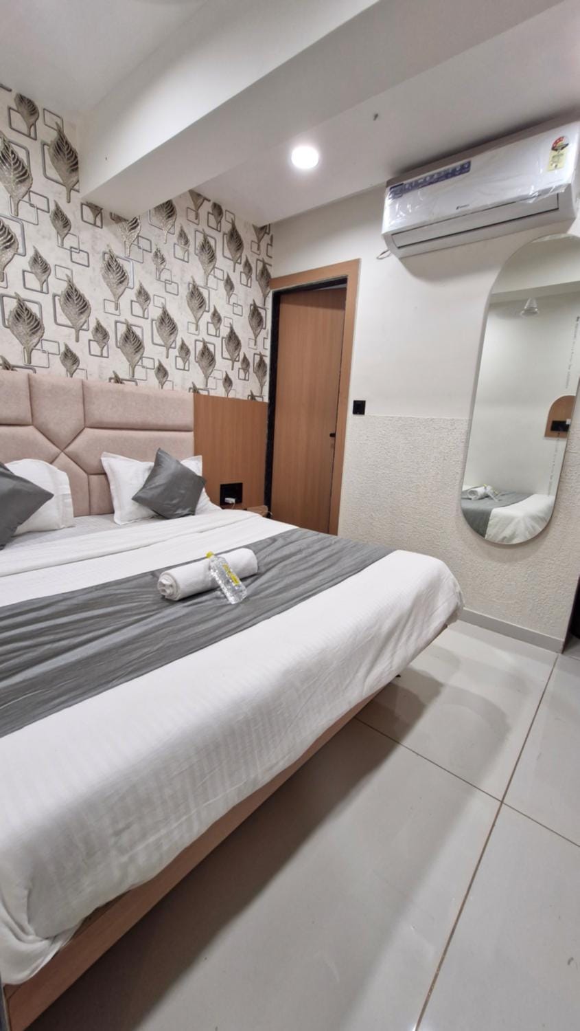 Bed, Photo of the whole room, Bedroom, air conditioner