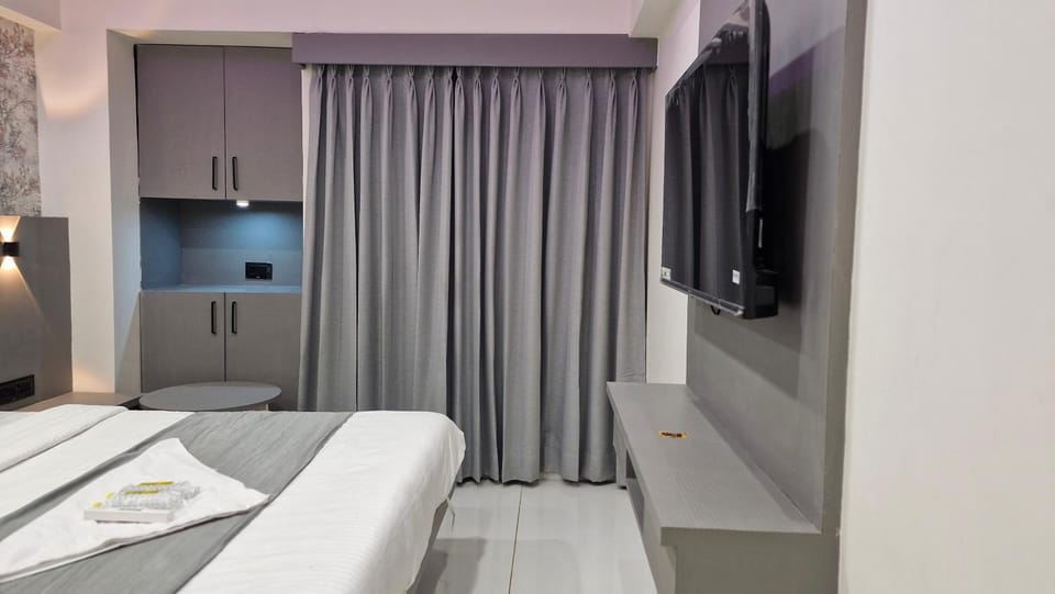 Bed, TV and multimedia, Photo of the whole room, Bedroom, towels