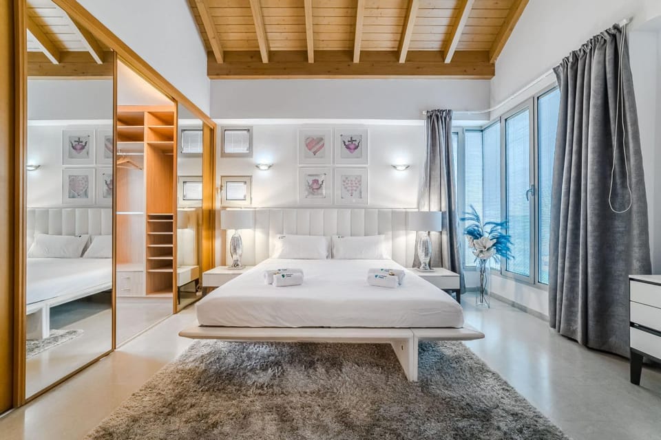 Bed, Photo of the whole room, Bedroom, towels, wardrobe, air conditioner