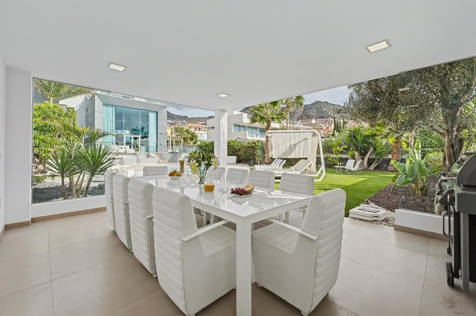 Property building, Spring, Day, BBQ facilities, Garden, Seating area, Dining area, Garden view, Swimming pool
