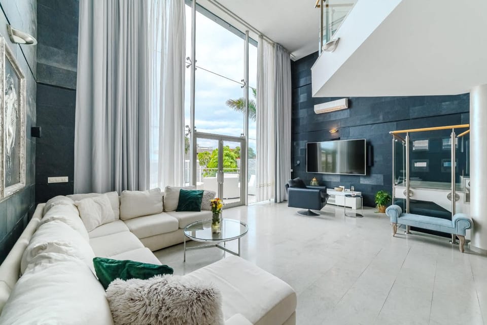 Patio, TV and multimedia, Living room, Seating area, air conditioner