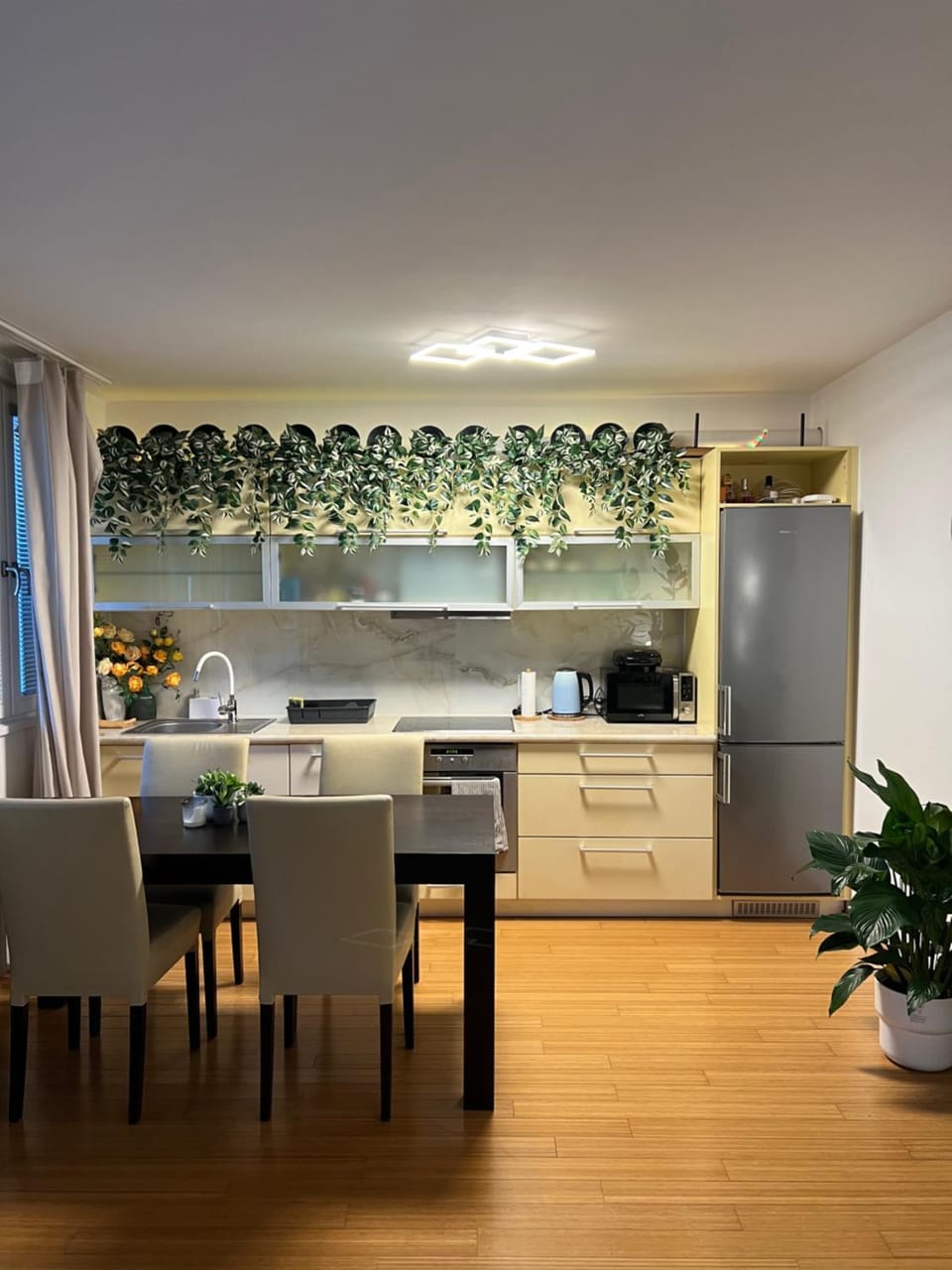Kitchen or kitchenette, Dining area