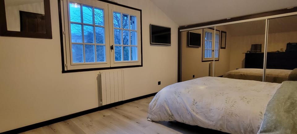 Bed, TV and multimedia, Photo of the whole room, Bedroom