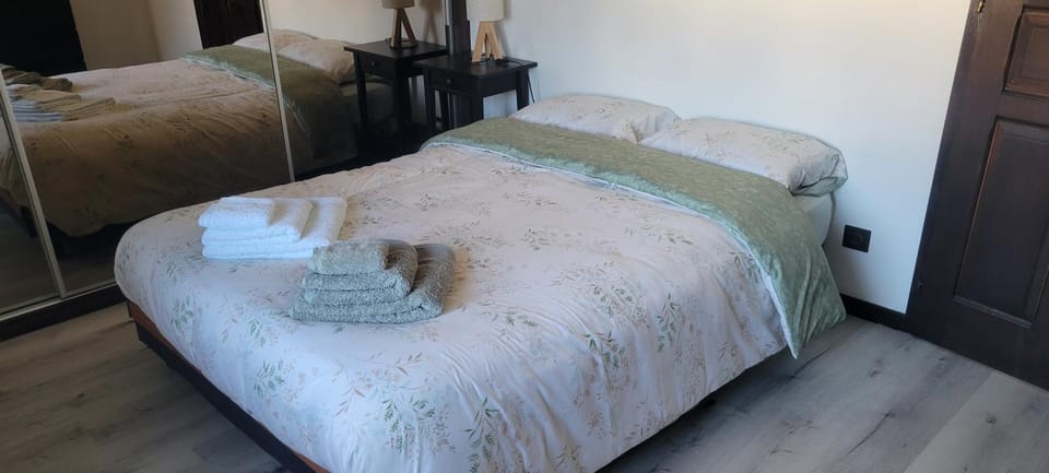 Bed, Photo of the whole room, Bedroom, towels