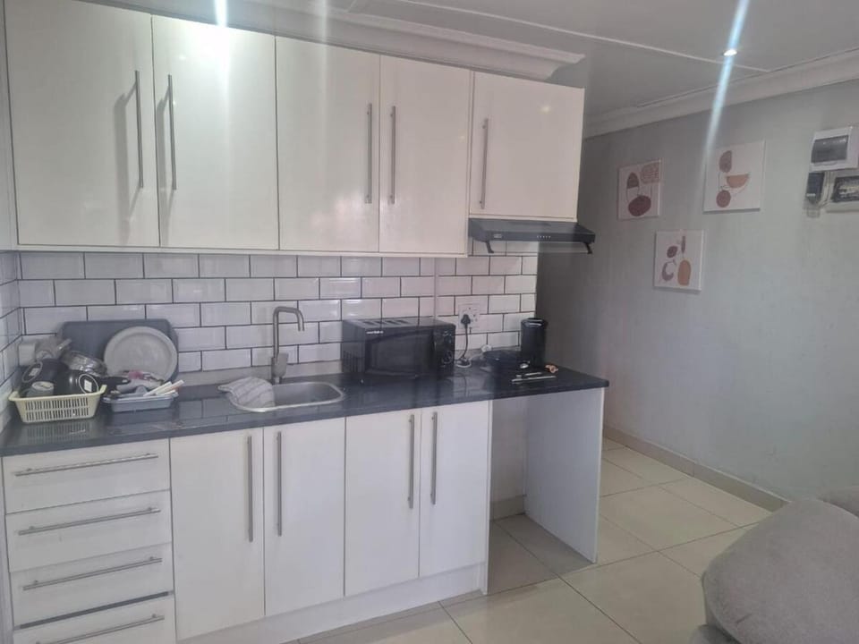 Maglovir economy 3 BEDROOMS BULK House in Cape Town