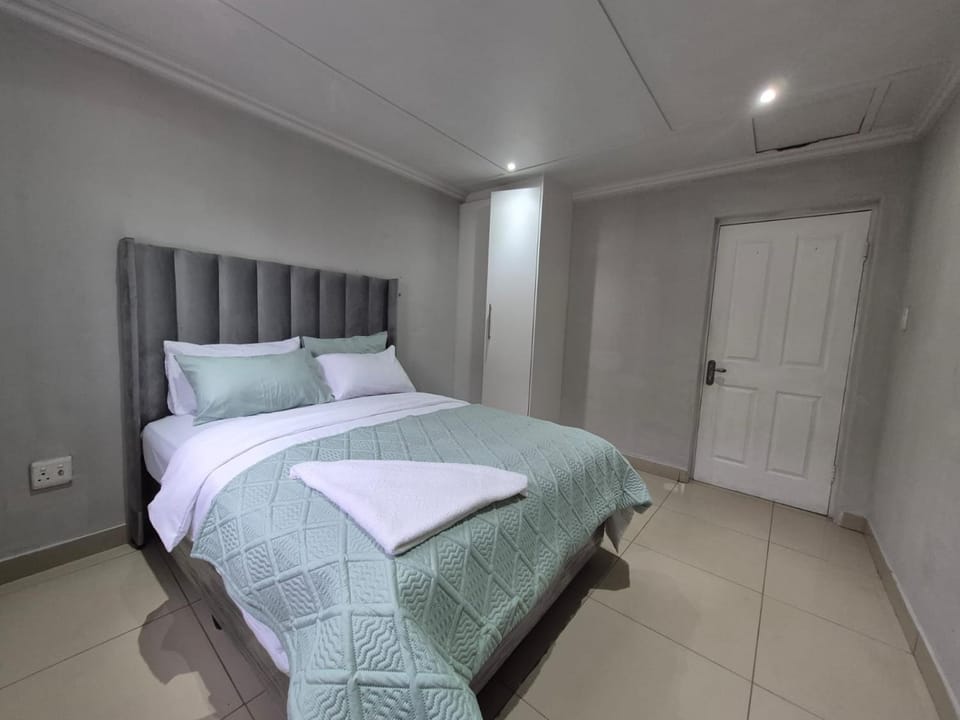 Maglovir economy 3 BEDROOMS BULK House in Cape Town