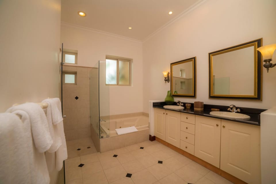 Bella Vista 2B Bedr 3 1 and a half bath Pool View House in Herradura