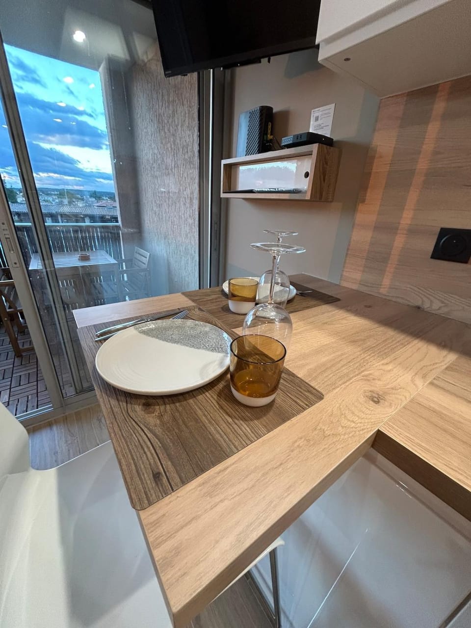 Kitchen or kitchenette, Dining area