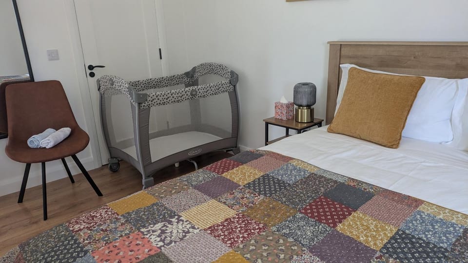 Bedroom, cot