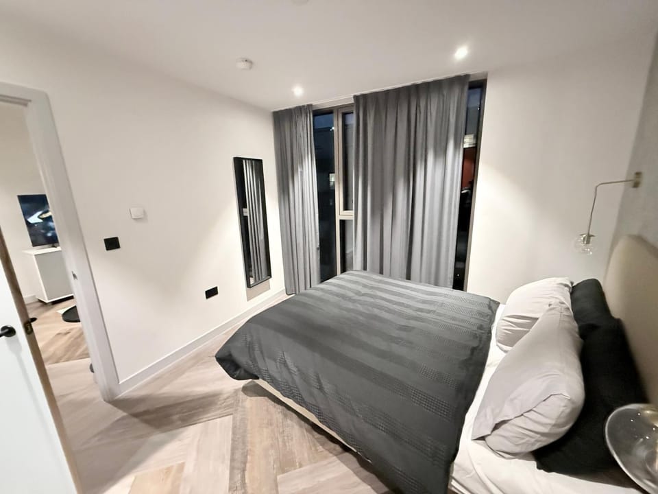 Bed, Living room, Photo of the whole room, Seating area, Bedroom