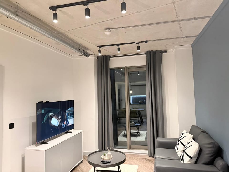 TV and multimedia, Living room, Seating area, Evening entertainment
