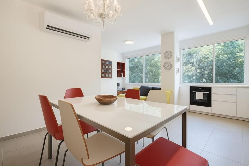Seating area, Dining area, air conditioner