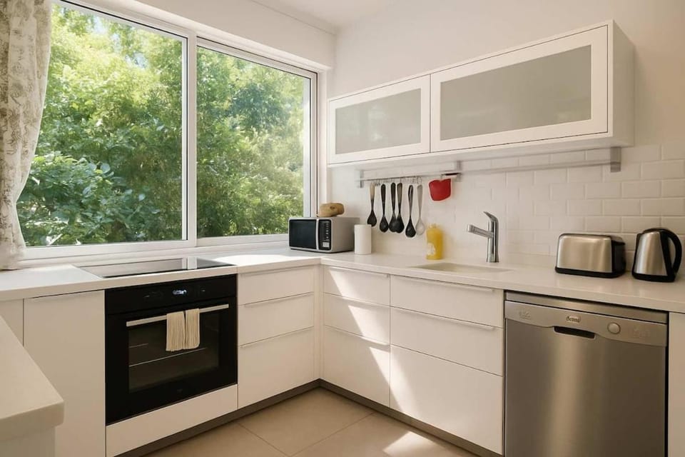 Coffee/tea facilities, Kitchen or kitchenette, dishwasher, oven, stove, toaster