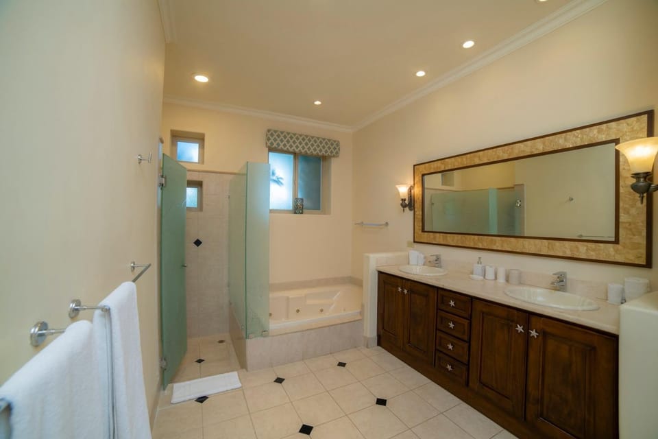 Bella Vista 3F- 3 bdr 3 1 and a half Bath Family House in Herradura