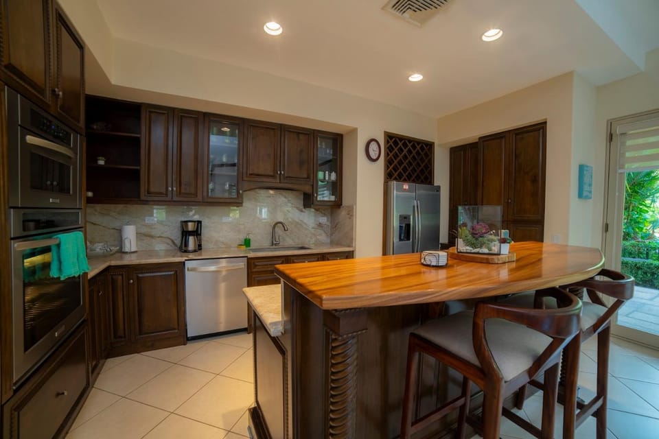 Bella Vista 3F- 3 bdr 3 1 and a half Bath Family House in Herradura