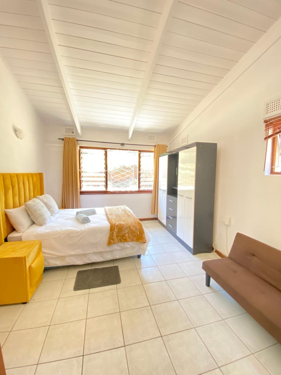 Blue Mova Self catering Guesthouse Villa in Margate