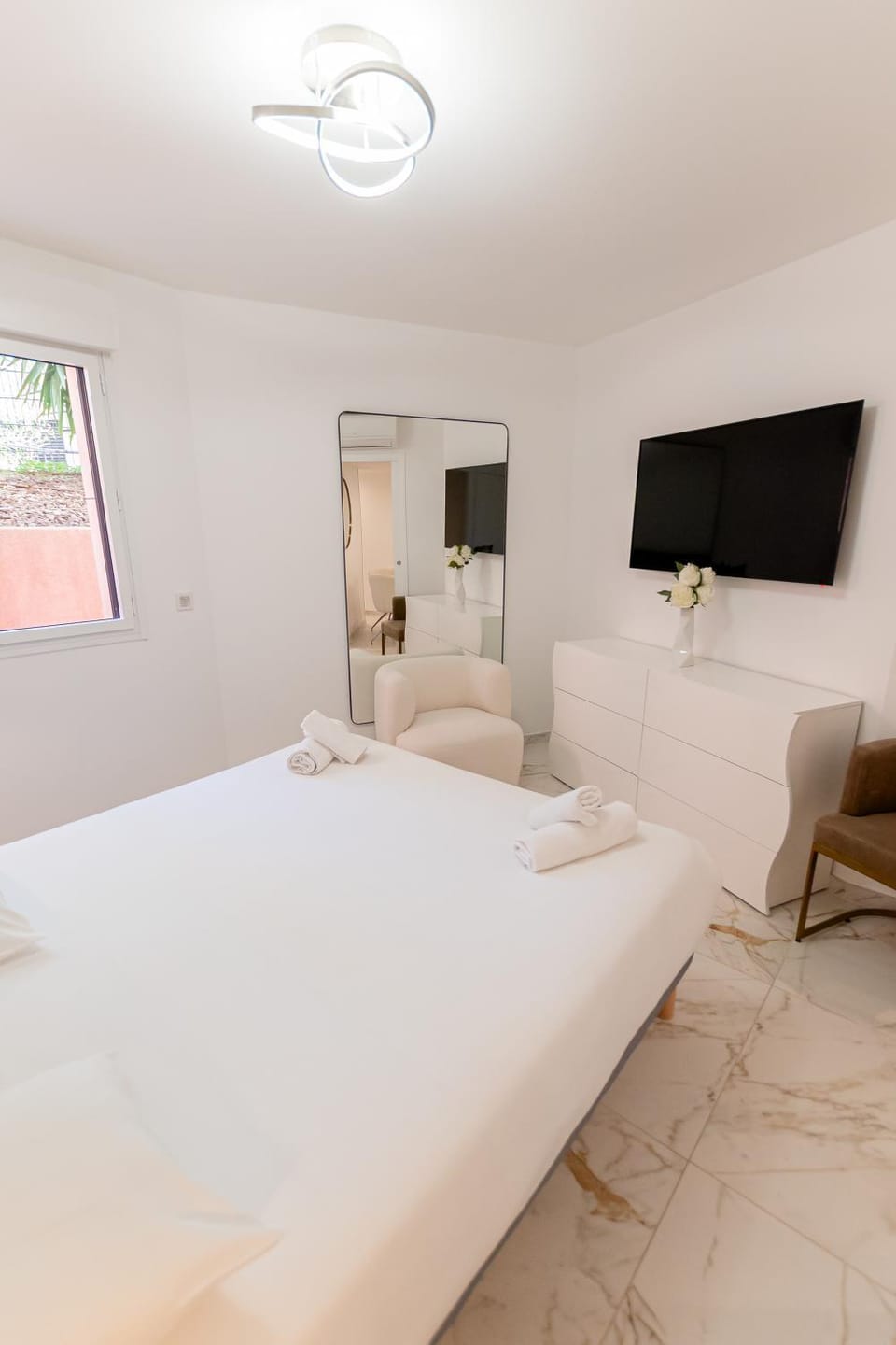 Bed, TV and multimedia, Photo of the whole room, Bedroom, towels
