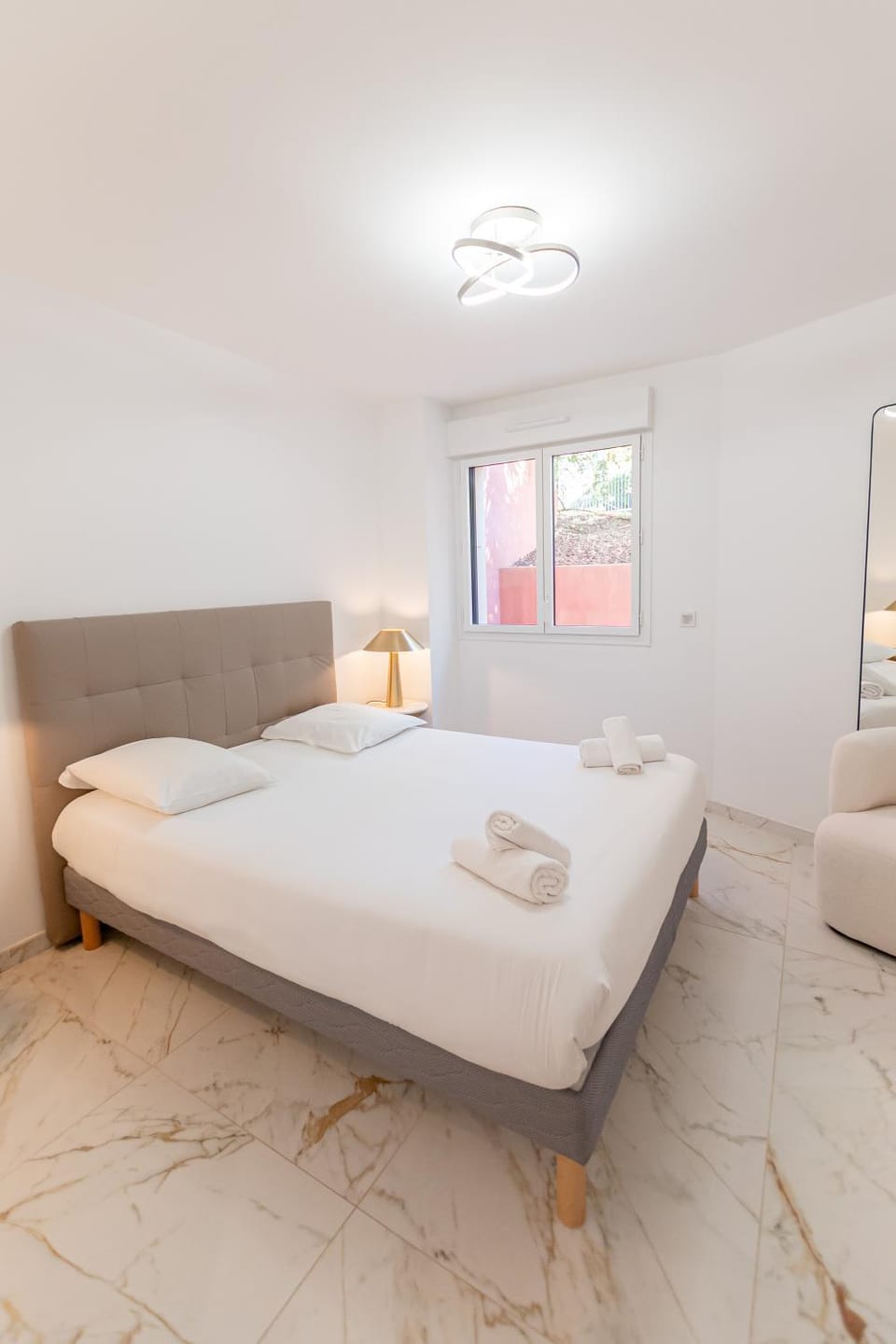Bed, Photo of the whole room, Bedroom, towels
