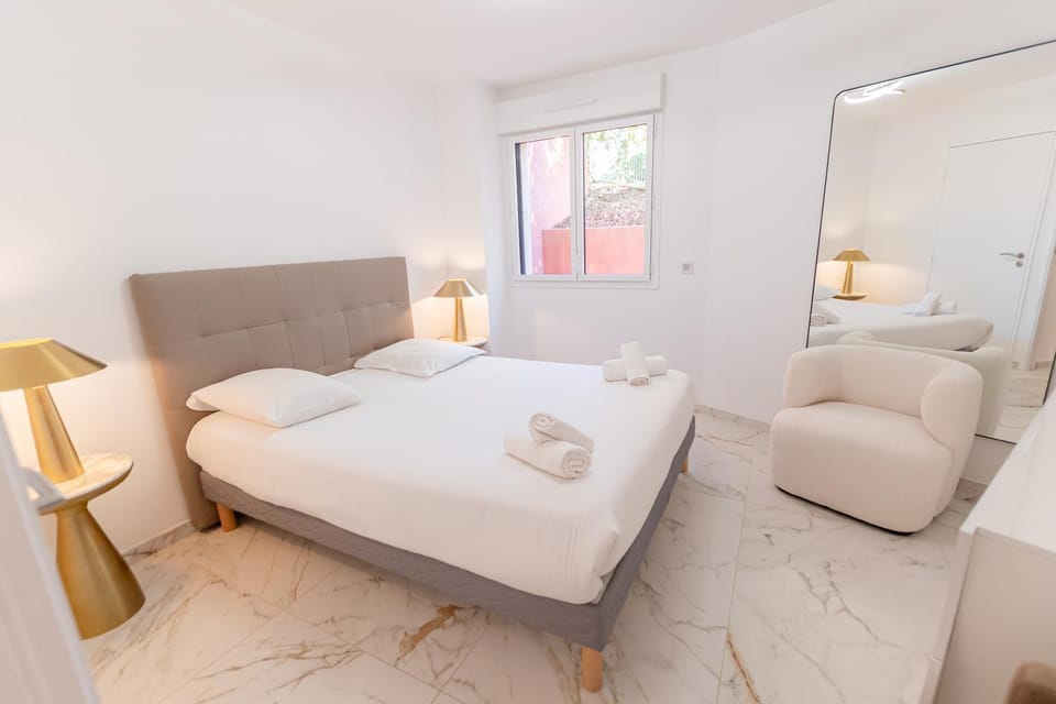 Bed, Photo of the whole room, Bedroom, towels