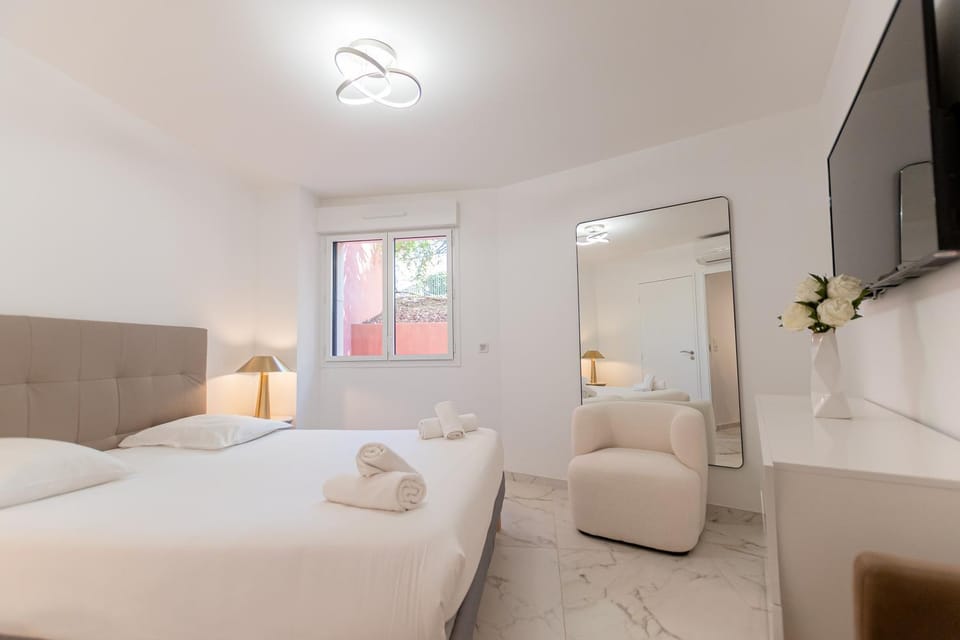 Bed, TV and multimedia, Photo of the whole room, Bedroom